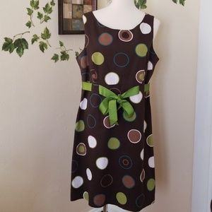 Cute sleeveless dress with top lining.